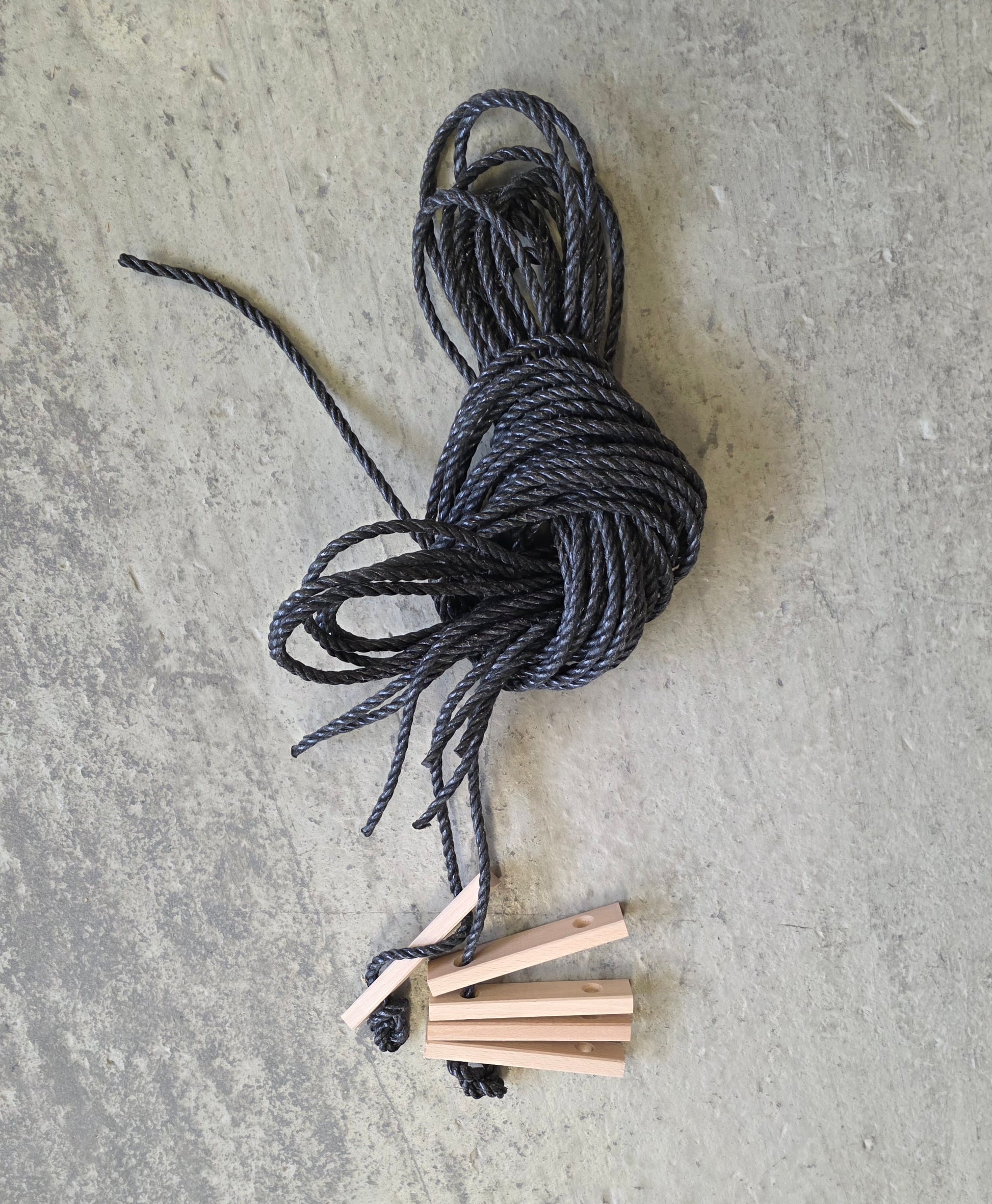 Abspannseil 450cm Schwarz mit Holzspanner